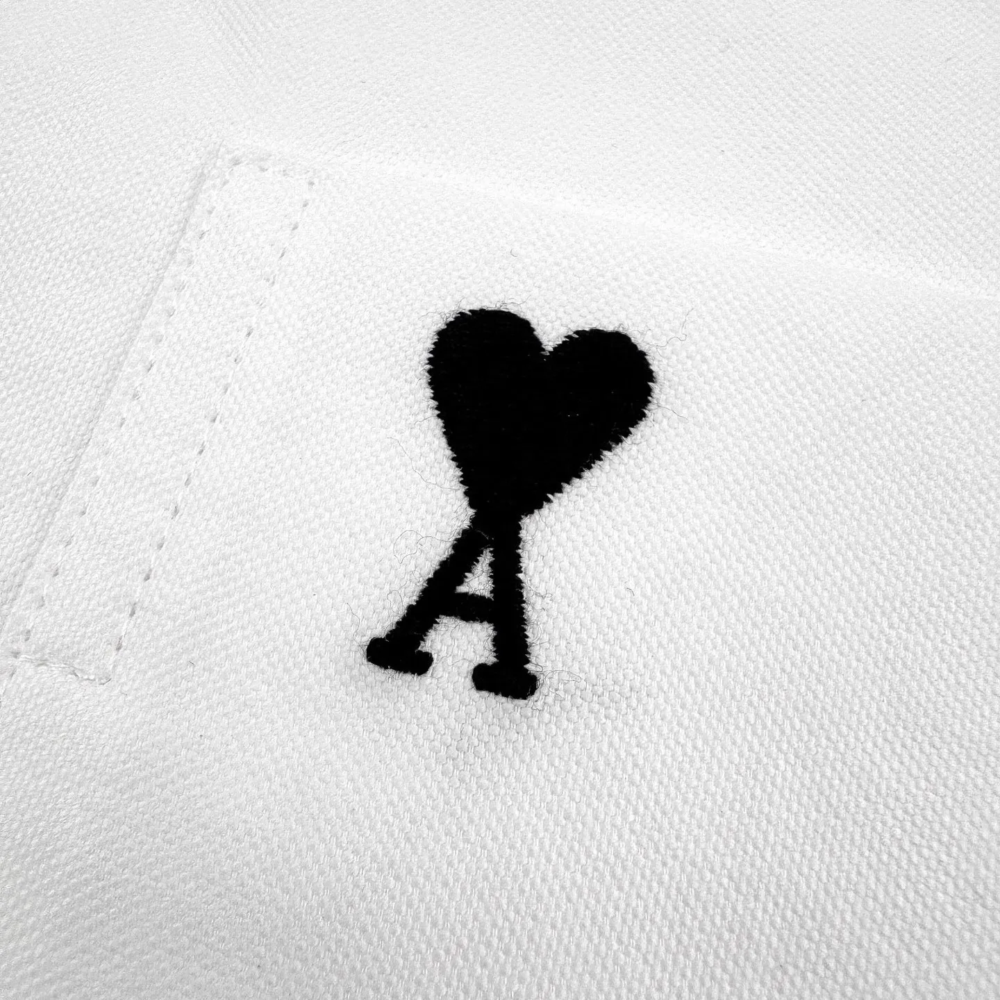 Ami Paris Love Pocket Embroidered Short Sleeve Shirt (White) Purchased for , the fabric is made of customized high-density Oxford spinning. Tight and smooth, comfortable and close to the skin. A touch of simple white. Pure and elegant. Black silk thread dances on the chest with love embroidery. It is low-key and powerful. It uses the pocket as the boundary to hide the French romance. It is the ultimate simplification of color. It uses the ultimate restraint to interpret an effortless sense of luxury. It uses imported machine embroidery technology. Using advanced computer control systems and precision mechanical components, Ami's love embroidery work is realized with high precision. The lines are smooth and delicate, and the fabrics have been washed. It has a better hand feel and texture, is not easy to deform, is not easy to shrink, is not easy to fade, and maintains long-term beauty. Size:37-38-39-40